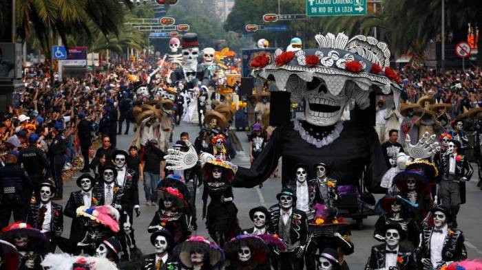 Парад скелетов в центре Мехико - ВИДЕО