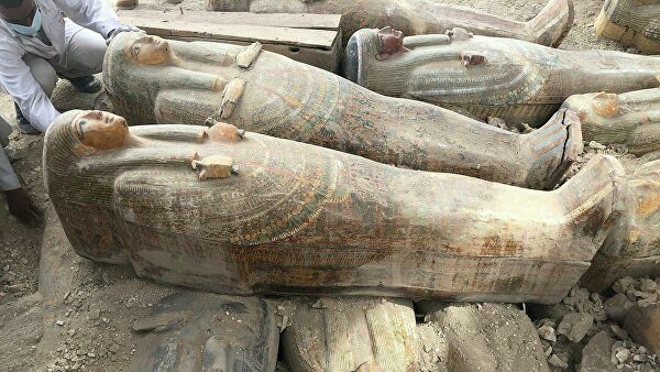 В Египте нашли тайник с десятками запечатанных саркофагов
