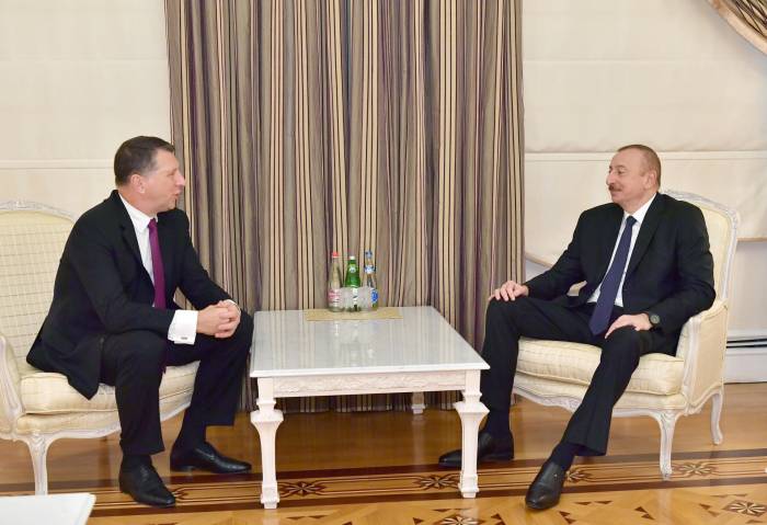 Ильхам Алиев встретился с экс-президентом Латвии