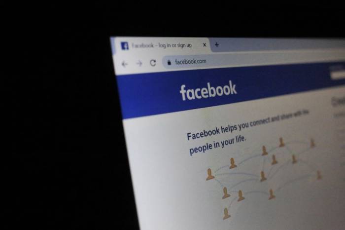 Facebook удалил три сети аккаунтов из России
