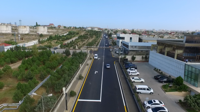 В Хатаинском районе Баку продолжается ремонт дорожной инфраструктуры