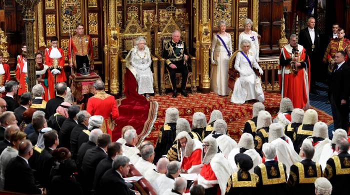 Елизавета II отказалась от короны на выступлении в парламенте