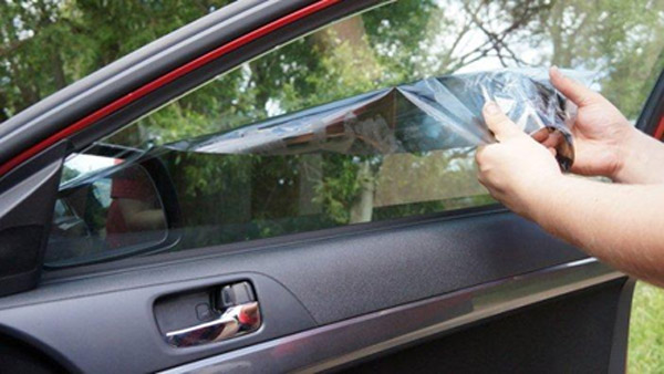 В Азербайджане ввели запрет на использование цветной пленки в верхней части лобового стекла автомобилей
