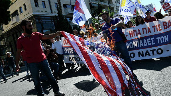 Полиция применила слезоточивый газ на антиамериканском митинге в Афинах
