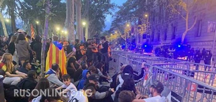 Протестующие закидывают краской департамент внутренних дел Каталонии