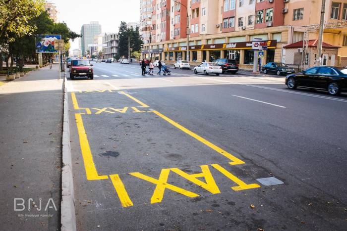 В Баку еще на 12 улицах созданы стоянки такси
