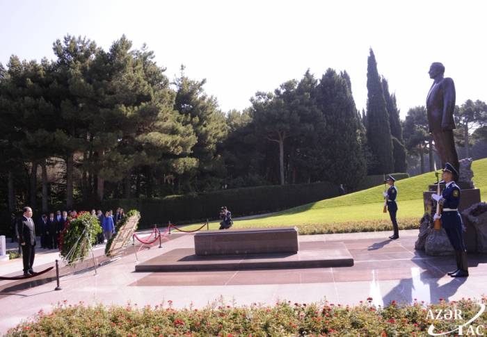 Председатель Нацассамблеи Республики Корея посетил могилу Гейдара Алиева 