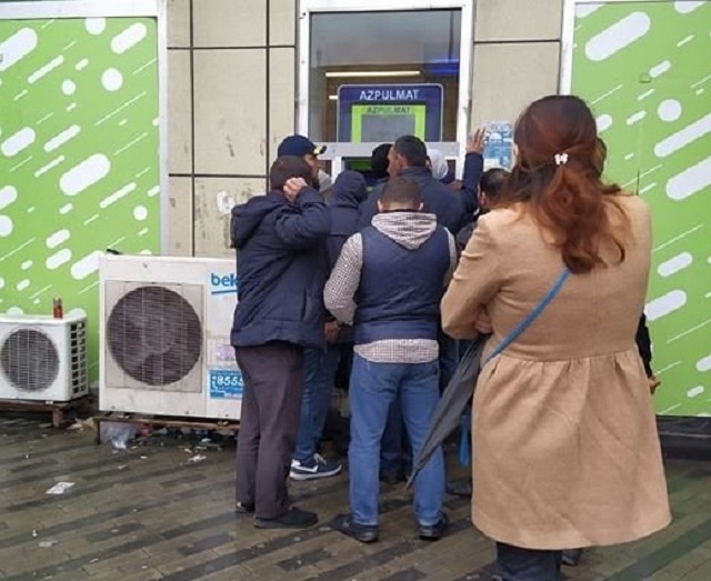 В Баку автоматы раздают деньги в долг за 30 секунд