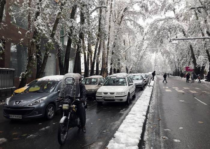 Обильный снегопад стал причиной многокилометровых пробок в Тегеране
