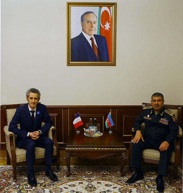 Министр обороны Азербайджана встретился с послом Франции 