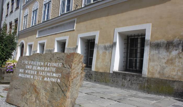 Власти Австрии превратят дом Гитлера в отдел полиции
