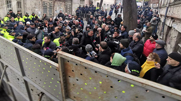 В Тбилиси оппозиционеры возобновили протесты у парламента
