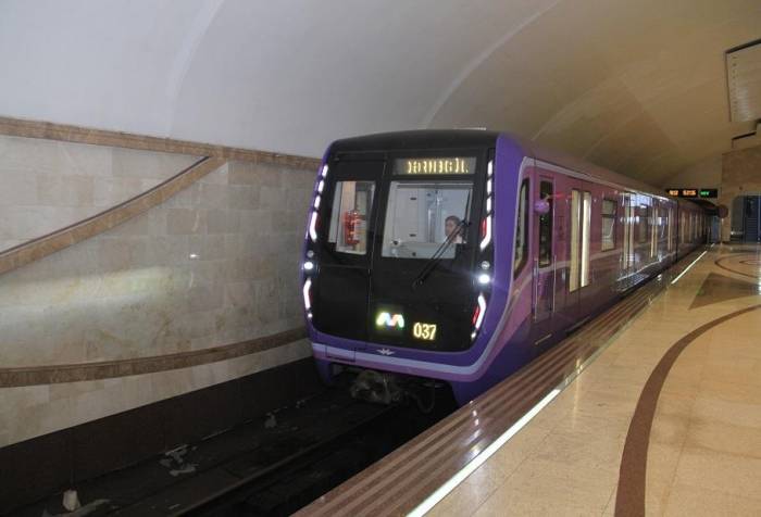 В бакинском метро запаздывают поезда
