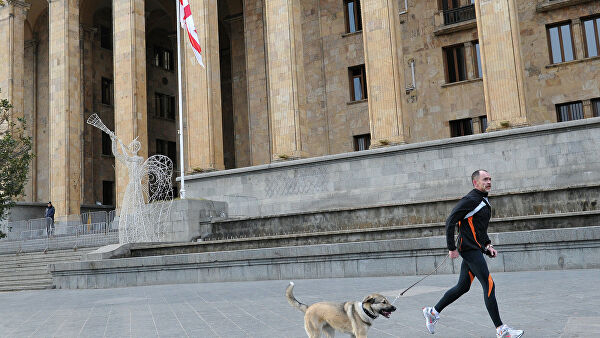 В Тбилиси оппозиционеры не впускают депутатов в здание парламента
