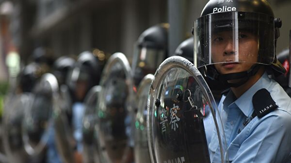 На улицы Гонконга вышли военные для расчистки баррикад

