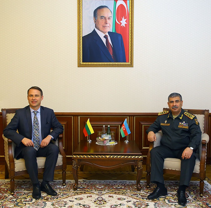 Министр обороны Азербайджана встретился с новым послом Литвы в Азербайджане
