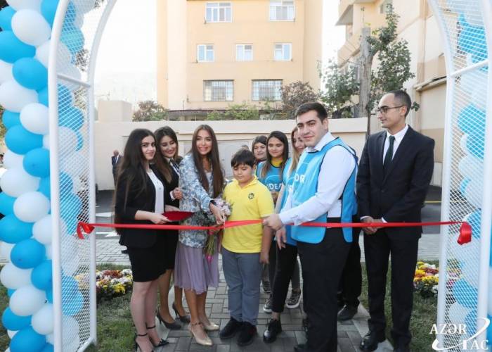 Лейла Алиева приняла участие в открытии очередного двора - ФОТО
