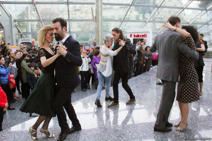 Необычное шоу в Бакинском метро – страстное аргентинское танго - ФОТО