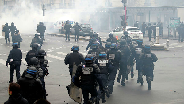 В Париже полиция применила газ и дымовые шашки против "желтых жилетов"
