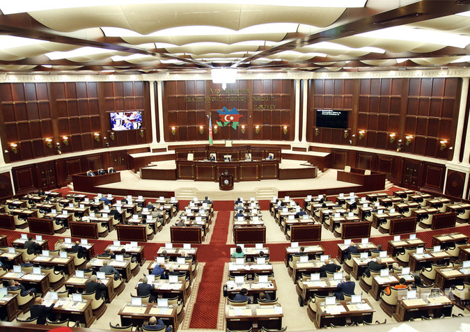 В парламенте Азербайджана начались обсуждения о самороспуске
