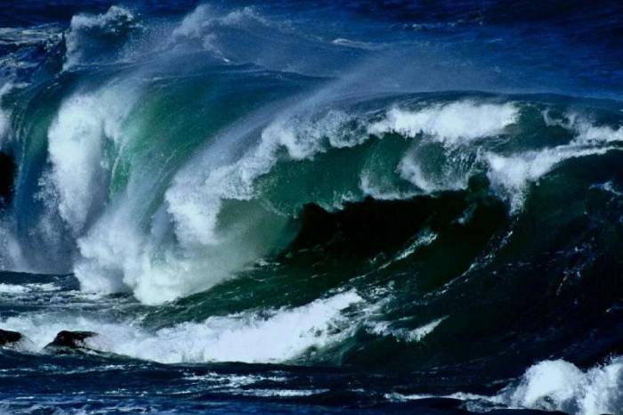 Высота волн на Каспийском море достигла 5 метров