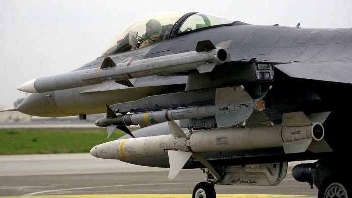 Япония призвала США временно отказаться от полетов F-16
