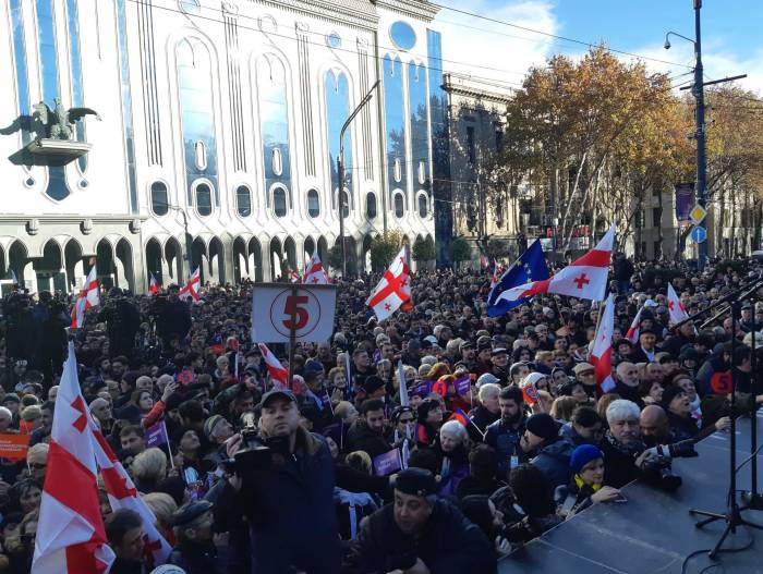 В Тбилиси начался митинг с требованием внеочередных выборов в парламент