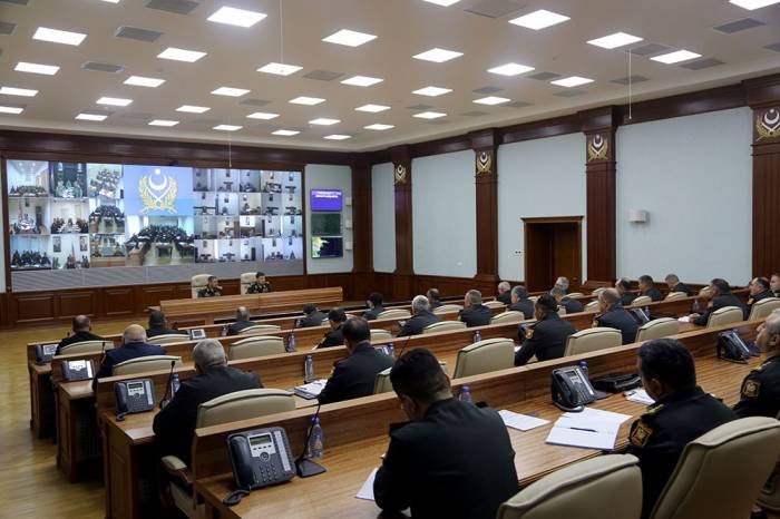 Министр обороны провел служебное совещание по итогам оперативных учений - ФОТО