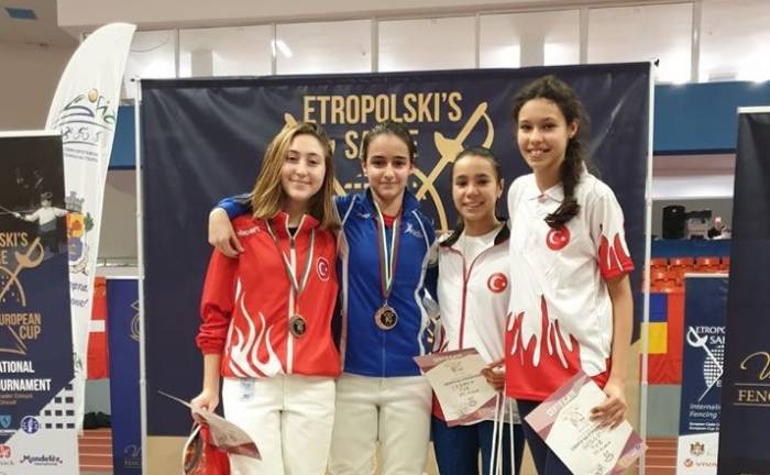 Азербайджанская фехтовальщица завоевала серебро
