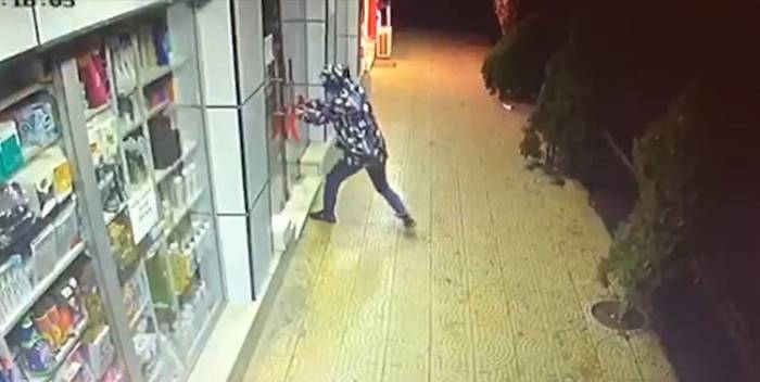 Ограбление магазина в центре Баку попало на видео - ВИДЕО