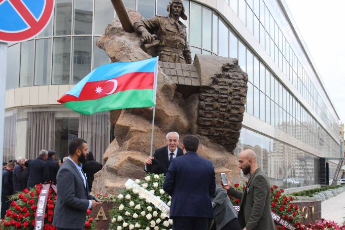 Мощь и сила духа: Открытие памятника танкисту-легенде в Баку - ВИДЕО - ФОТО 