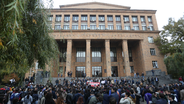 Араика заклинило: Армянская молодежь штурмует министерство