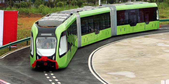 Китайцы создали городской трамвай, который не нуждается в рельсах - ВИДЕО