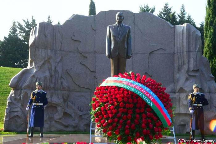Общественность Азербайджана чтит память великого лидера Гейдара Алиева - ФОТО
