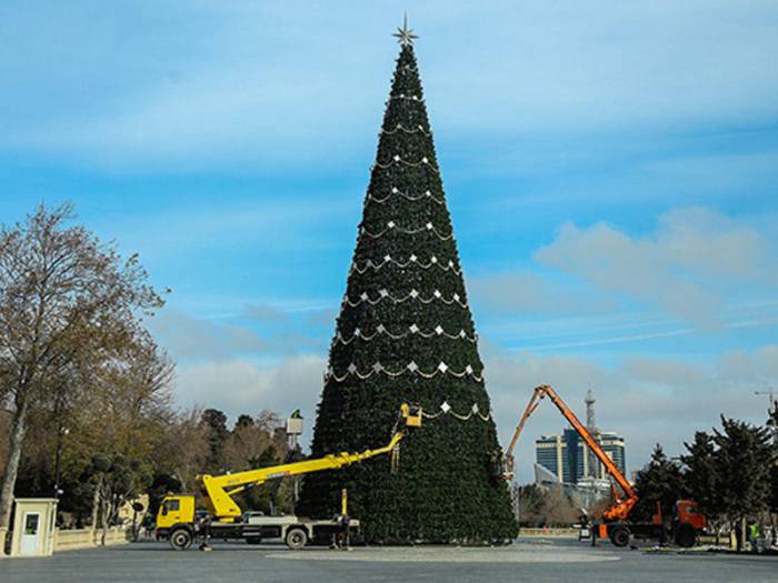 Самая высокая новогодняя елка в Баку появится на площади Азнефть