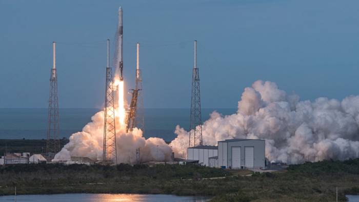 Ракета Falcon 9 с грузовым кораблем Dragon стартовала к МКС 