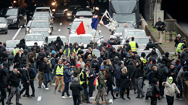 В Париже началось шествие "желтых жилетов"
