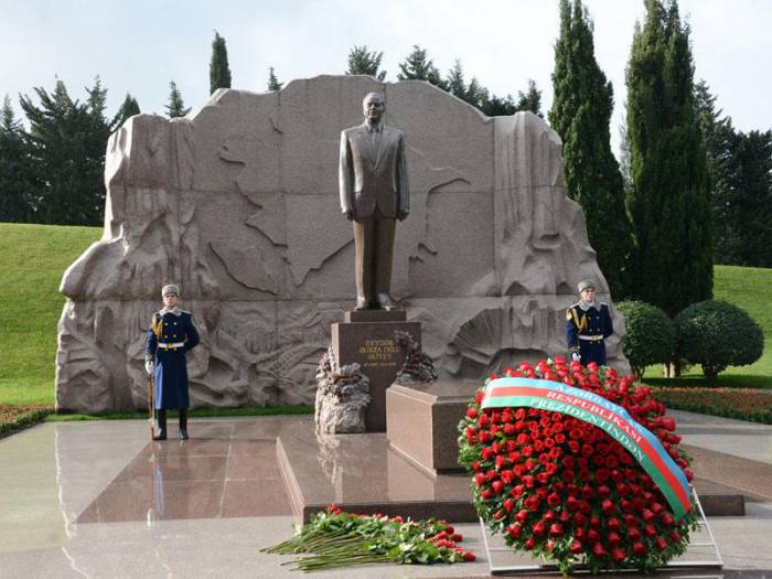 Представители ПЕА посетили могилу общенационального лидера Гейдара Алиева
