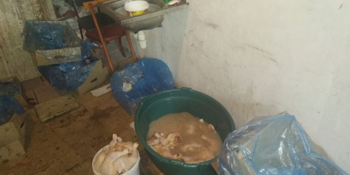 В Гяндже пресечена попытка поставки непригодного куриного мяса в донерные - ФОТО
