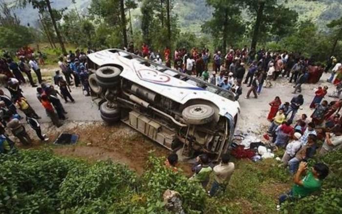 В Индонезии 24 человека погибли при падении автобуса в ущелье
