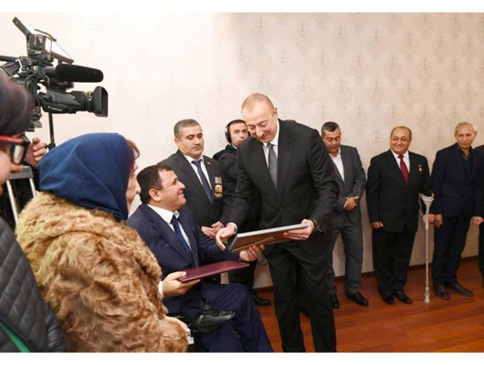 Ильхам Алиев принял участие в церемонии передачи квартир и автомобилей семьям шехидов, инвалидам Карабахской войны и приравненным к ним лицам  - ФОТО