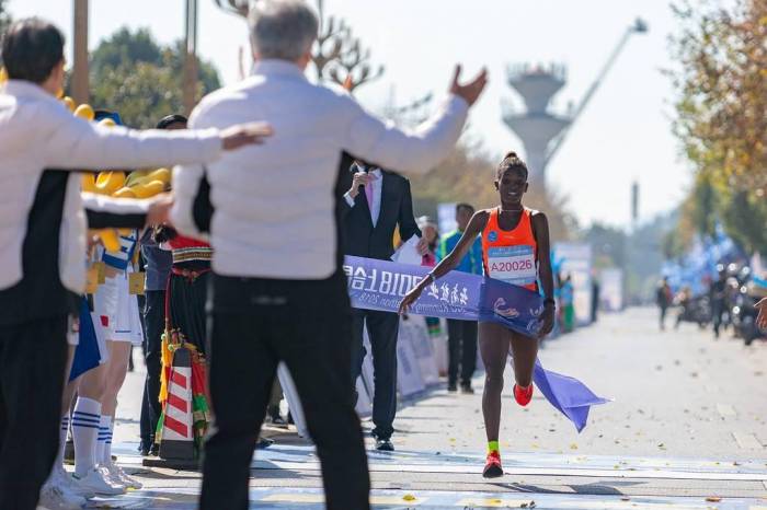 Атлет из Эфиопии установил новый рекорд в мужском забеге международного марафона ШОС
