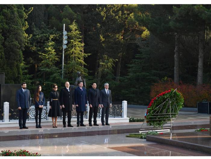 Ильхам Алиев и Мехрибан Алиева посетили могилу общенационального лидера Гейдара Алиева - ОБНОВЛЕНО-ФОТО