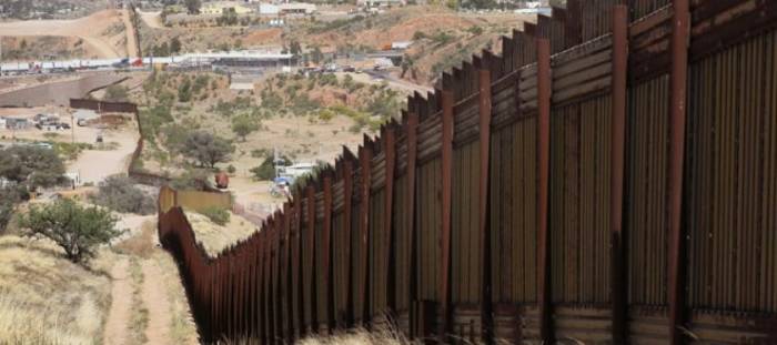 США к концу 2020 года построят новый участок ограждения на границе с Мексикой
