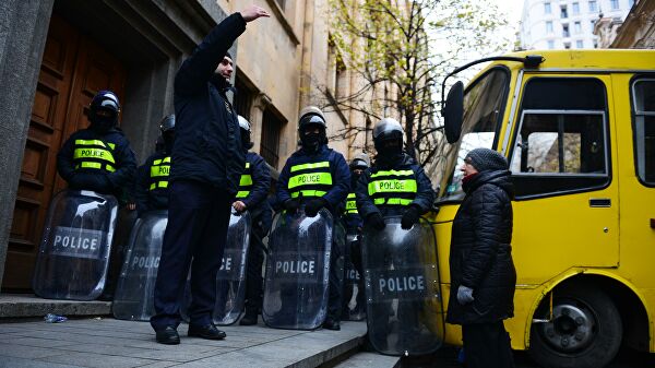 В Тбилиси выводят митингующих оппозиционеров с территории парламента
