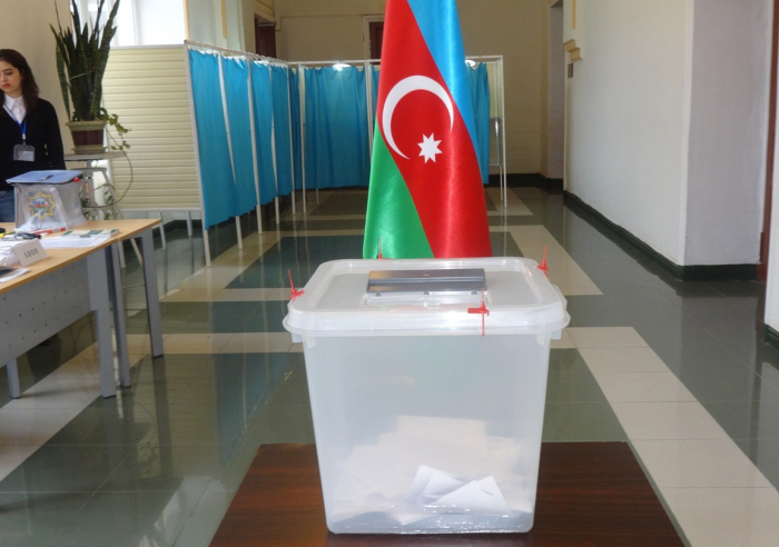 На избирательных участках Низаминского района Баку проходят муниципальные выборы
