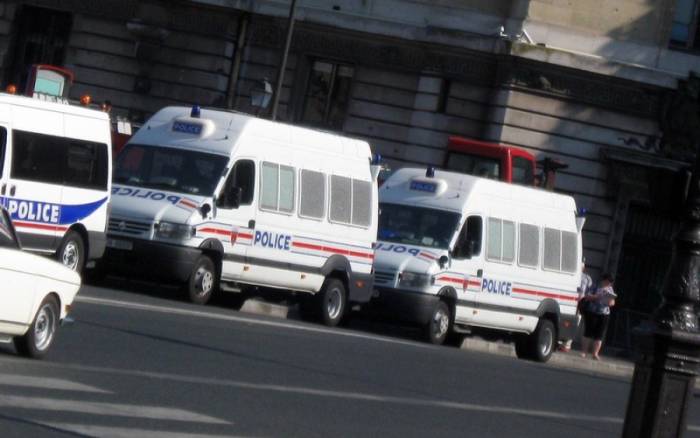 Во Франции неизвестные в масках открыли стрельбу на улице
