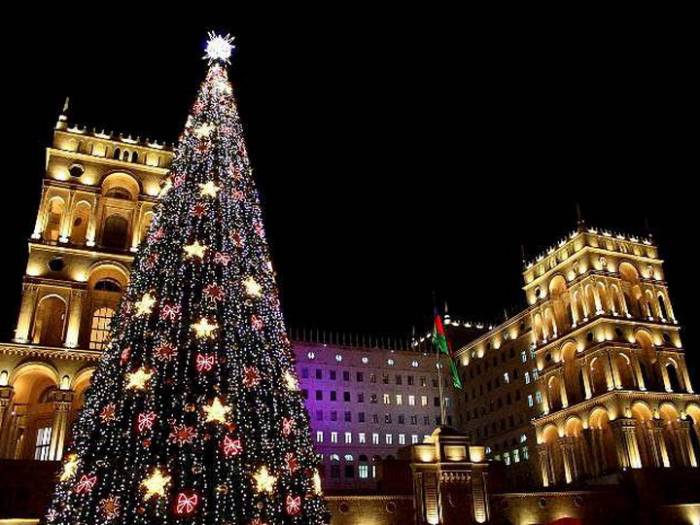 Баку в Топ-10  стран СНГ с самыми высокими новогодними елками
