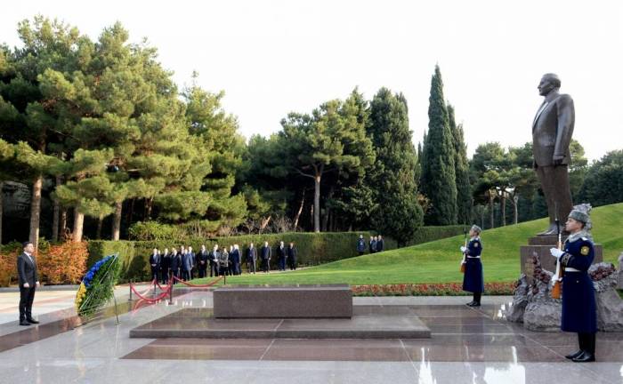Президент Украины Владимир Зеленский посетил могилу великого лидера Гейдара Алиева - ФОТО