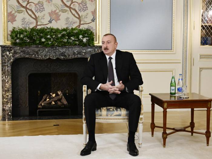 Ильхам Алиев по итогам года дал местным журналистам интервью - ФОТО